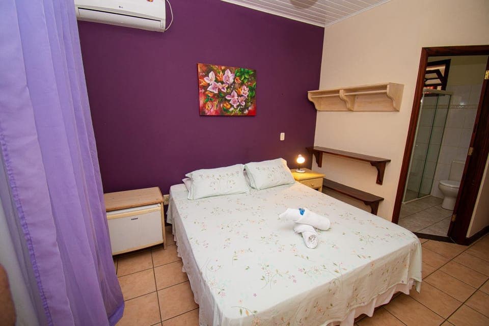 Bed, towels, air conditioner