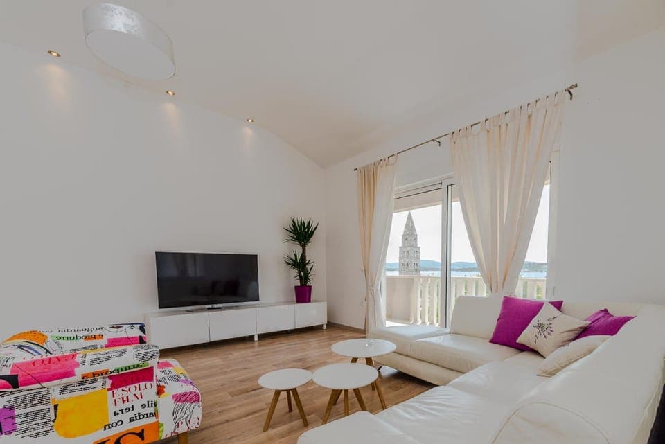 Communal lounge/ TV room, TV and multimedia, Living room, Seating area