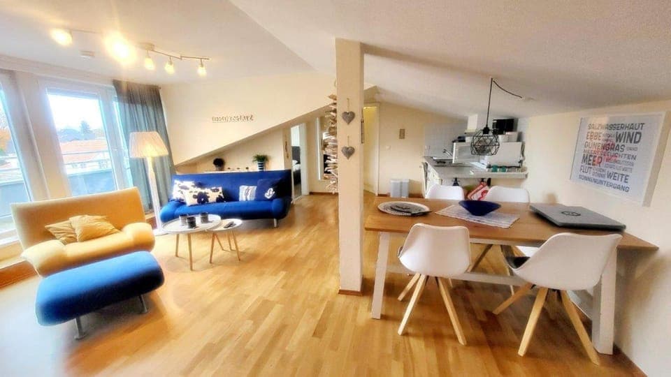 Kitchen or kitchenette, Living room, Seating area, Dining area