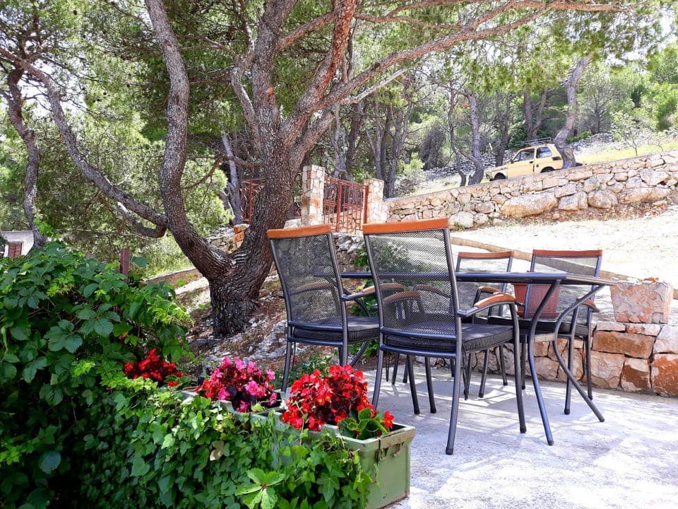 Patio, Day, Natural landscape, Garden, Balcony/Terrace, Seating area