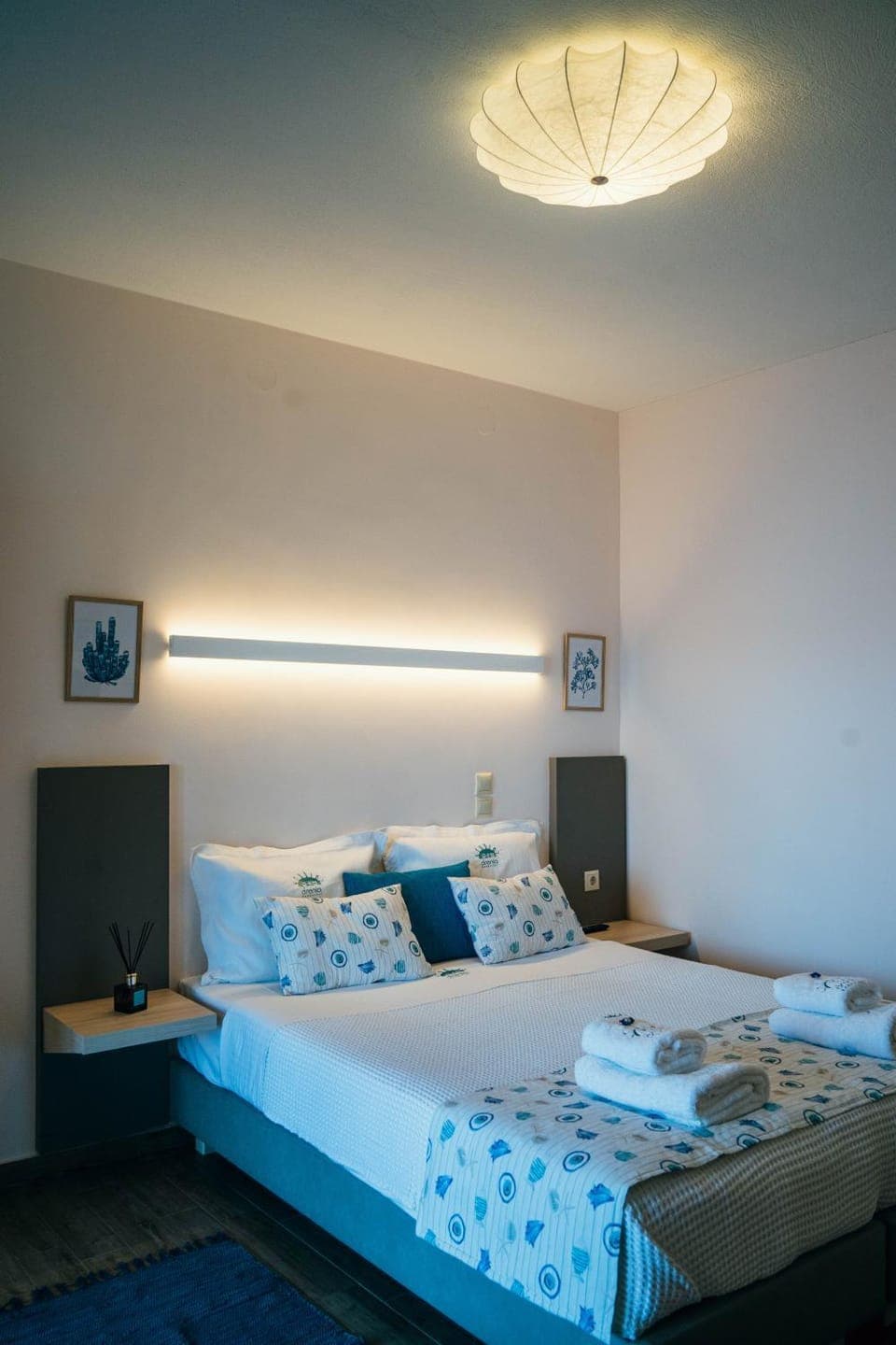 Photo of the whole room, Bedroom, towels