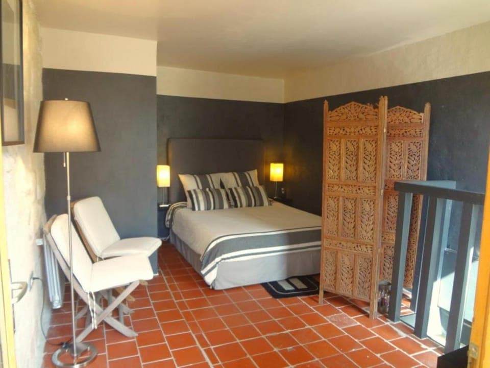 Toilet, Bed, Photo of the whole room, Bedroom