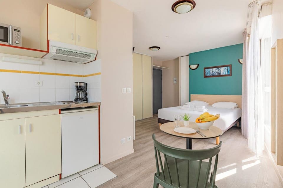 Bed, Kitchen or kitchenette, Photo of the whole room, Dining area, Bedroom