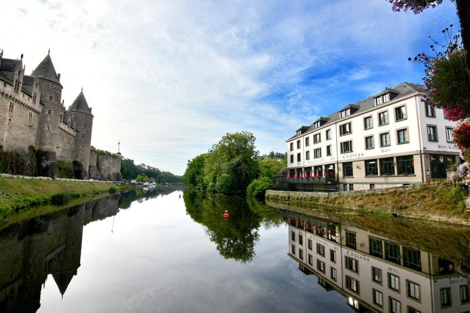 Property building, Nearby landmark, Neighbourhood