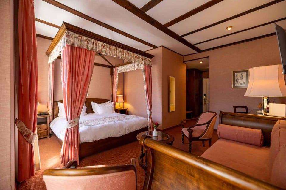 Bed, Natural landscape, TV and multimedia, Balcony/Terrace, Living room, Photo of the whole room, Seating area, Bedroom, Mountain view