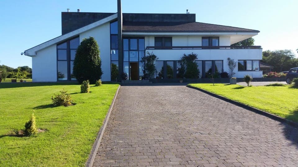 Shower, Toilet, Property building, Patio, Patio, Nearby landmark, Staff, Staff, Facade/entrance, Spring, Night, People, People, Property logo or sign, Property logo or sign, Natural landscape, Activities, Activities, Bird's eye view, Summer, BBQ facilities, BBQ facilities, Children play ground, Fishing, Fishing, Garden, Garden, Golfcourse, Horse-riding, Horse-riding, Library, Library, TV and multimedia, Coffee/tea facilities, View (from property/room), View (from property/room), Balcony/Terrace, Balcony/Terrace, Living room, Lobby or reception, Fitness centre/facilities, Food and drinks, Other, Other, Other, Decorative detail, Decorative detail, Seating area, Floor plan, Dining area, Hiking, Cycling, Cycling, Evening entertainment, Logo/Certificate/Sign, Logo/Certificate/Sign, Animals, Animals, Autumn, On site, Food, Text overlay, Text overlay, Pets, Pets, Garden view, Garden view, Lake view, Lake view, Landmark view, Mountain view, Mountain view, River view, River view, Area and facilities, Area and facilities, Area and facilities, Swimming pool, Swimming pool, Sports, Sports, Entertainment, Entertainment, Breakfast, Continental breakfast, English/Irish breakfast, Drinks, Sunrise, Sunset, children, children, young children, young children, older children, older children, group of guests, group of guests, Certificate/Award, Certificate/Award, Family, Family