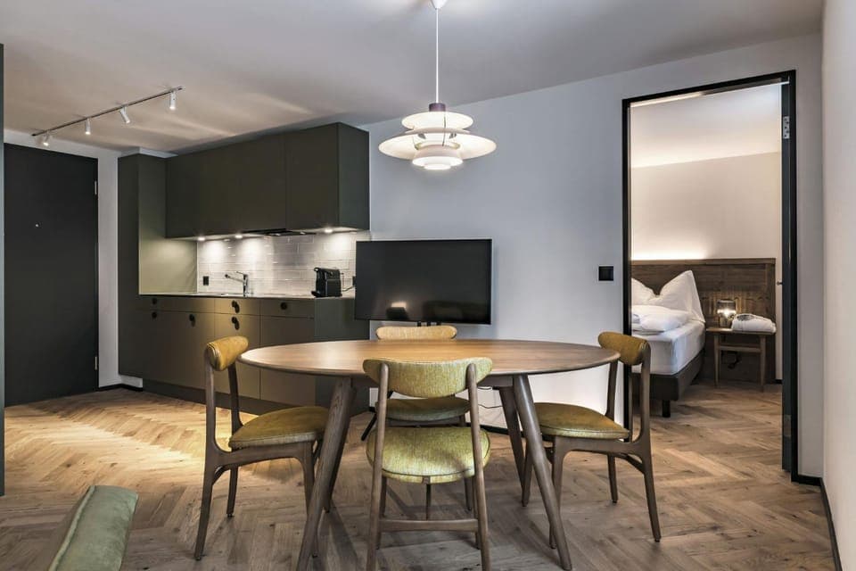 Kitchen or kitchenette, Seating area, Dining area