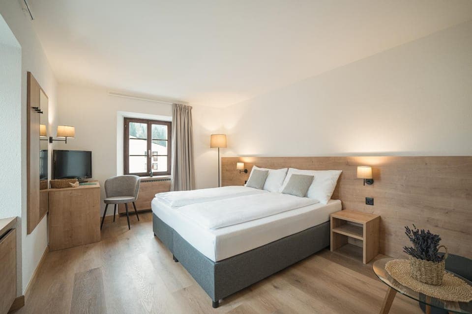 Bed, TV and multimedia, Photo of the whole room, Bedroom