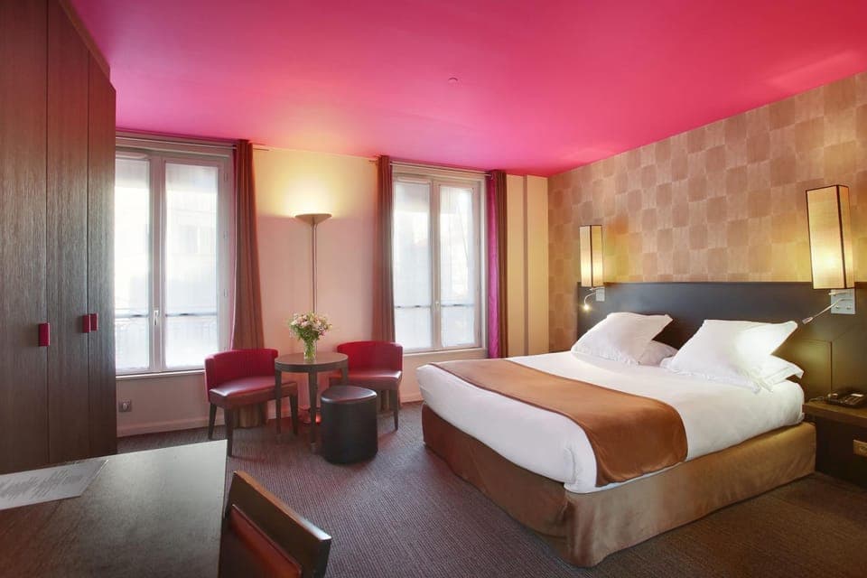 Bed, Photo of the whole room, Seating area, Bedroom