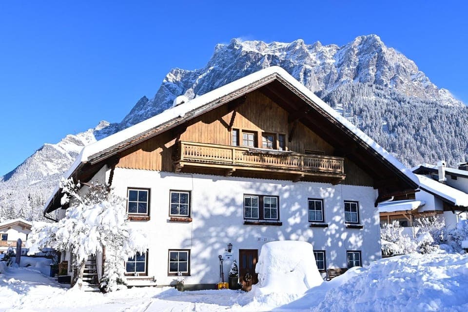 Facade/entrance, Winter