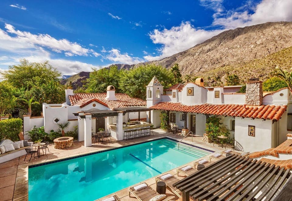 Property building, Mountain view, Swimming pool, fireplace, sunbed