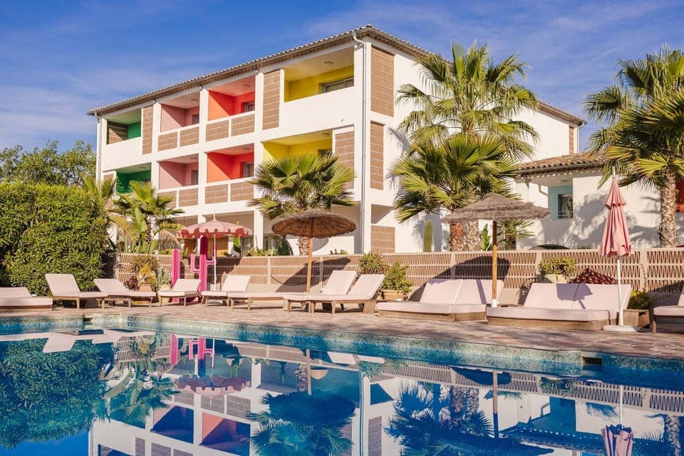 Swimming pool, sunbed