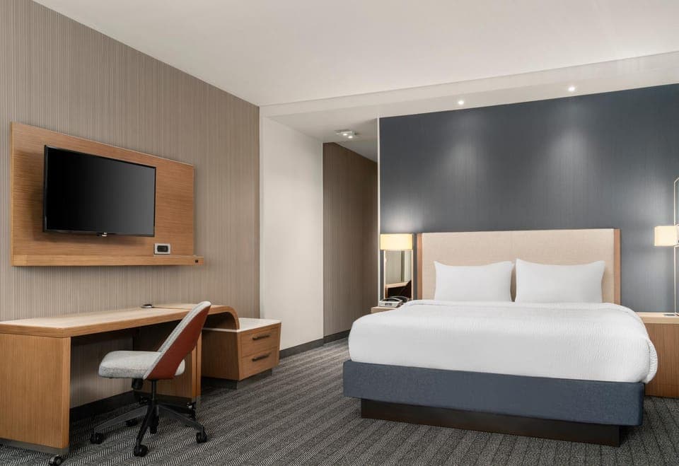 Bed, TV and multimedia, Bedroom