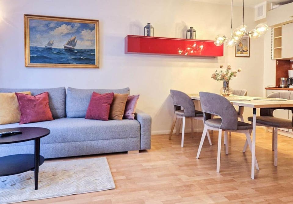 Kitchen or kitchenette, Living room, Seating area, Dining area