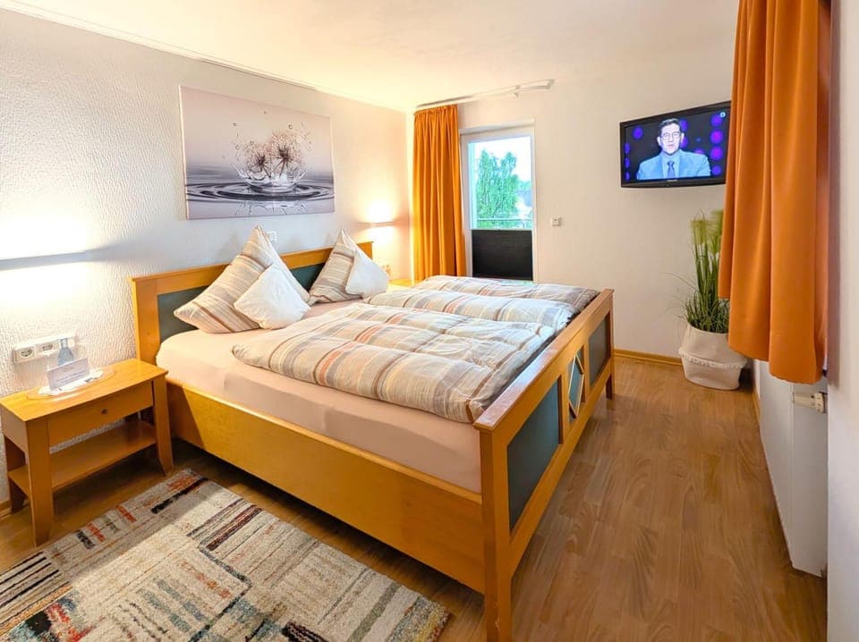 Bed, TV and multimedia, Photo of the whole room, Bedroom