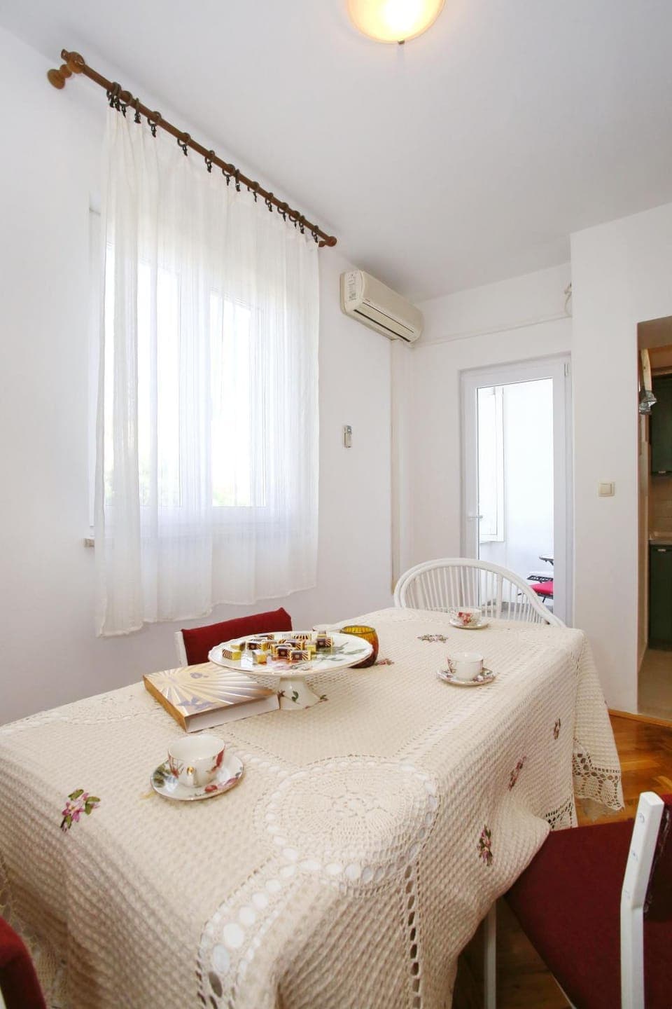 Seating area, Dining area