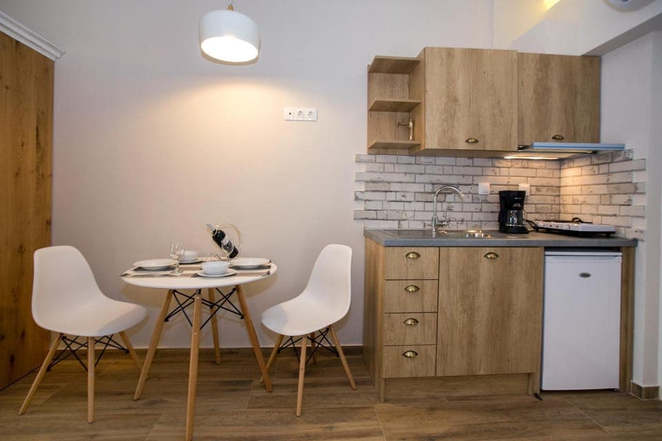 Kitchen or kitchenette, Dining area