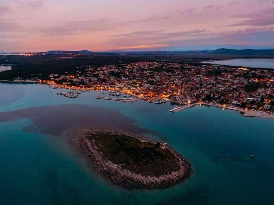 Neighbourhood, Location