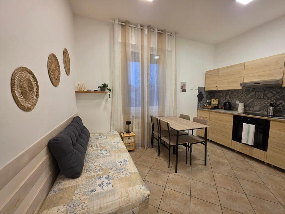 Kitchen or kitchenette, Living room, Seating area, Dining area, minibar, oven, stove