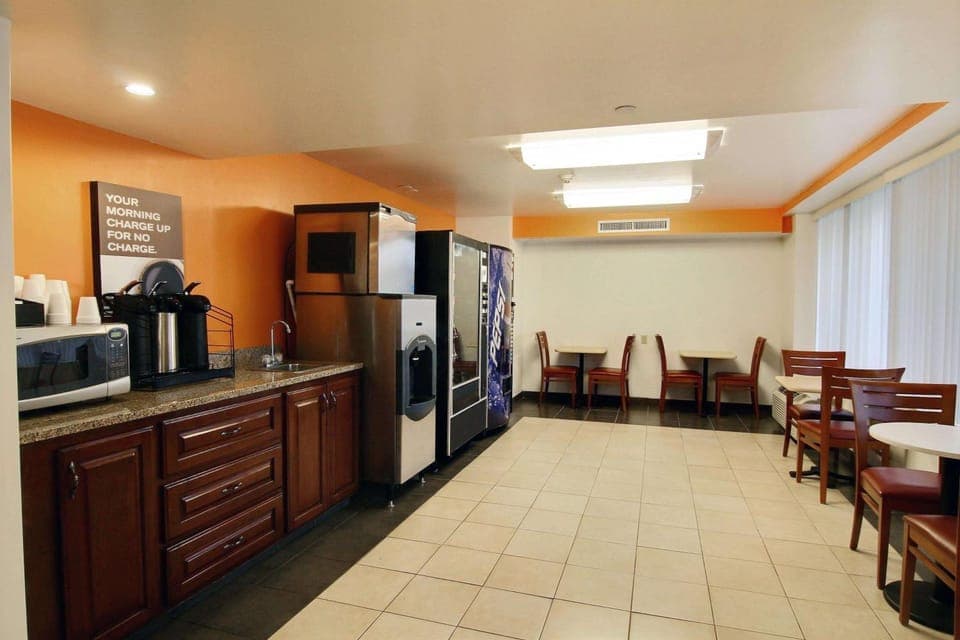 Coffee/tea facilities, Kitchen or kitchenette, Seating area, microwave, vending machine