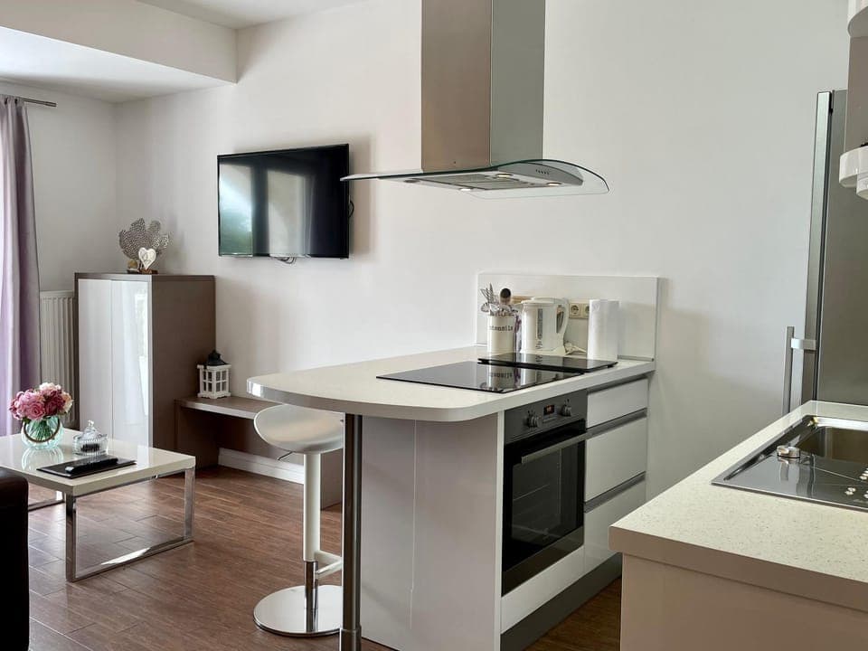 Kitchen or kitchenette, oven, stove