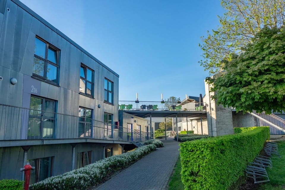 Property building, Restaurant/places to eat, Garden, Balcony/Terrace