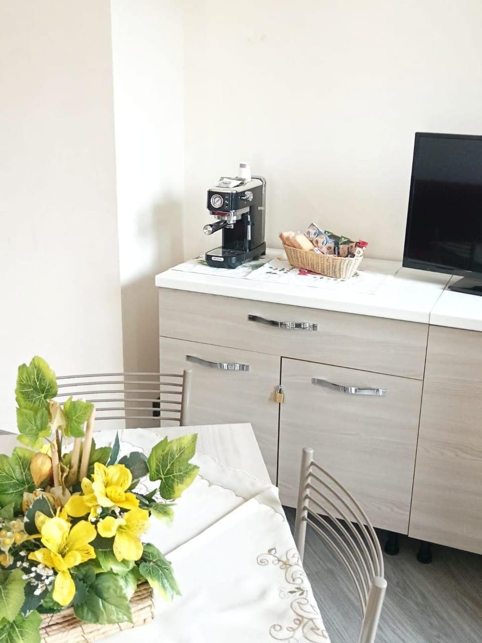 Property building, Kitchen or kitchenette, Dining area