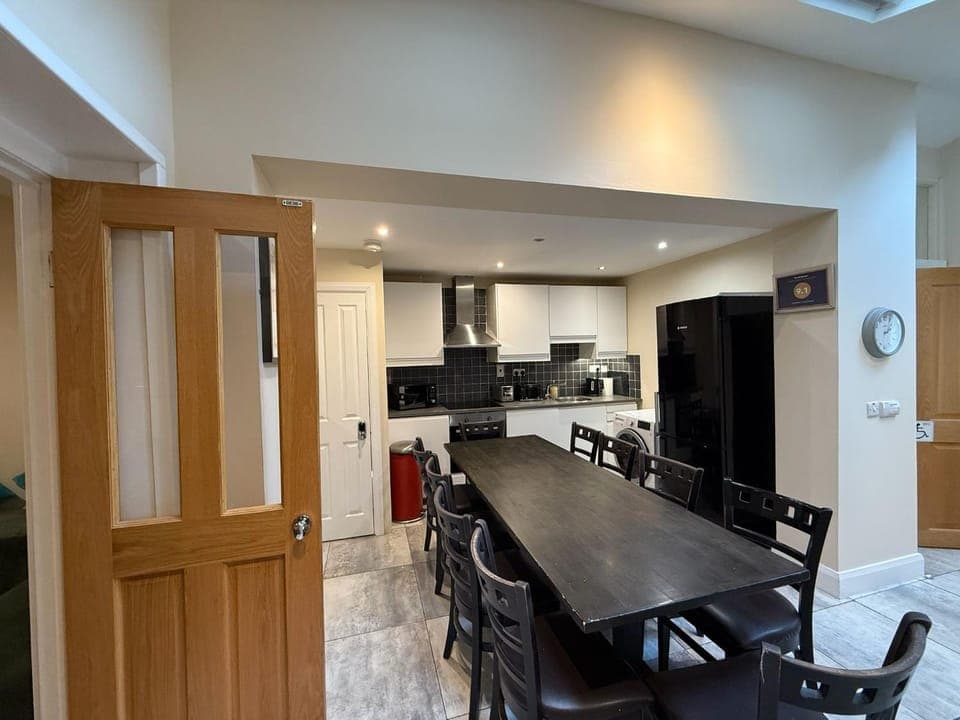 Kitchen or kitchenette, Seating area, Dining area, oven, stove