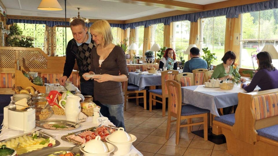 Restaurant/places to eat, People, group of guests