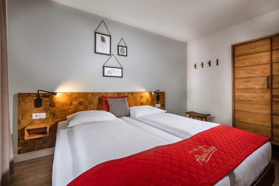 Photo of the whole room, Decorative detail