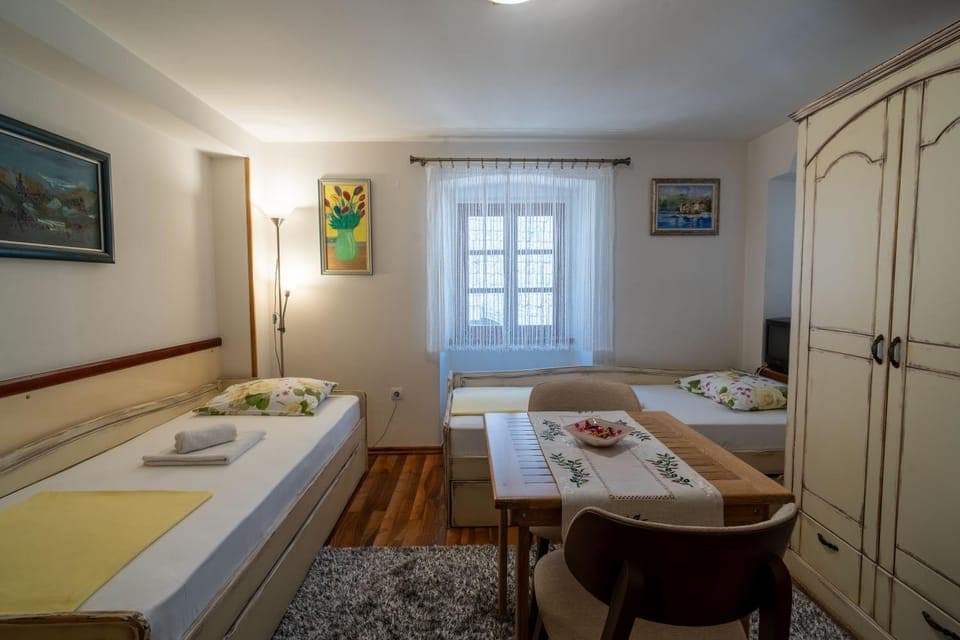 Bed, Living room, Dining area, Bedroom, towels