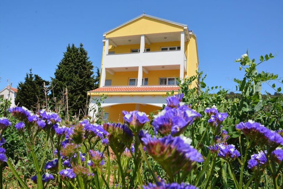 Facade/entrance, Balcony/Terrace, Photo of the whole room, Decorative detail, Floor plan, Beach