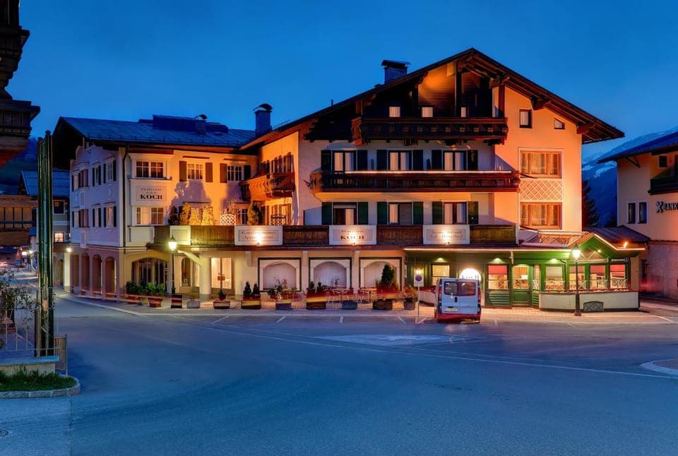 Facade/entrance, Spring, Summer, Autumn