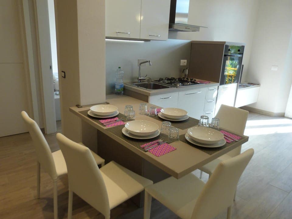 Kitchen or kitchenette, Dining area