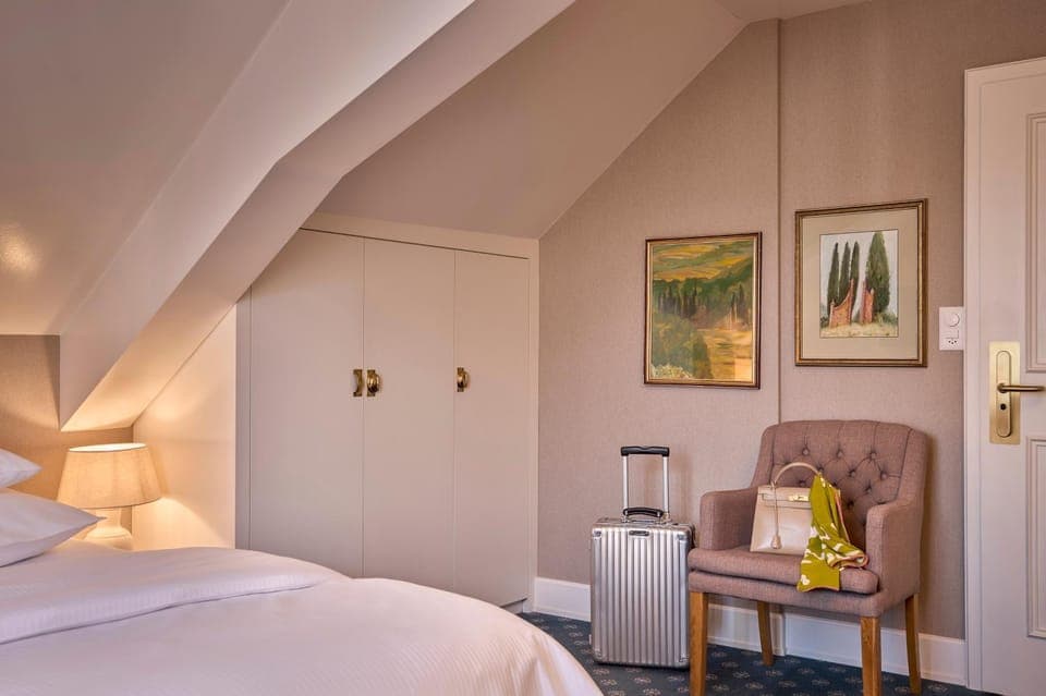 Property building, Bed, TV and multimedia, Photo of the whole room, Decorative detail, Bedroom, City view, internet