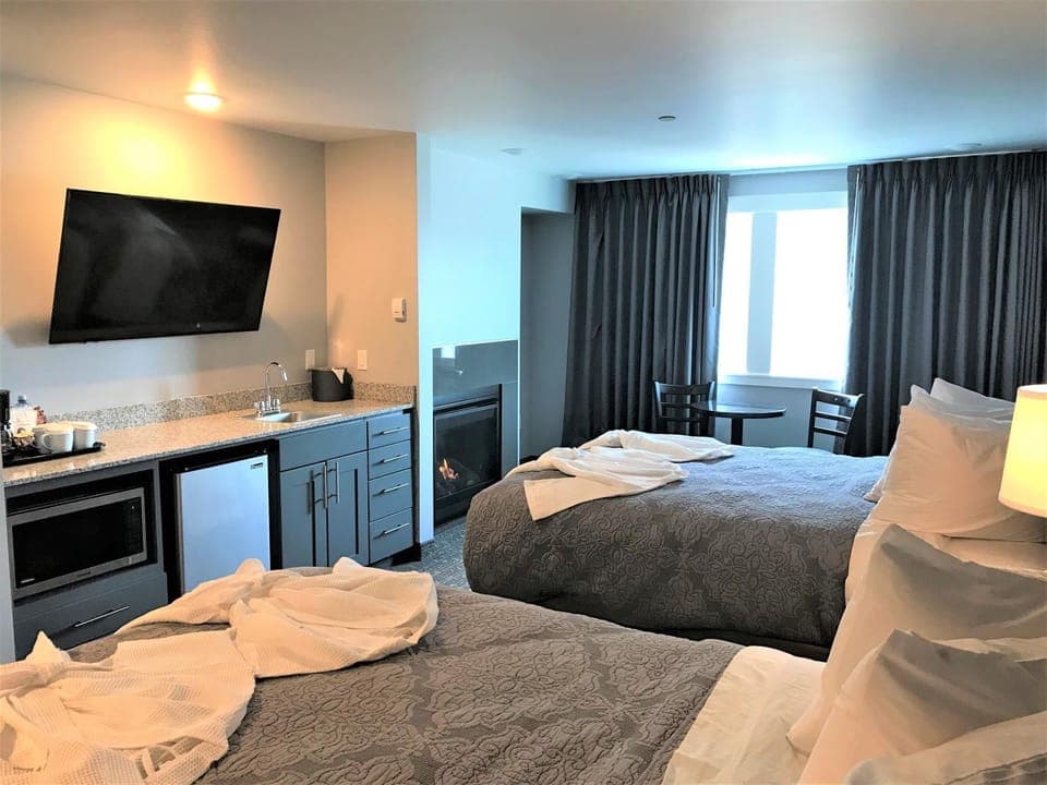 Bed, TV and multimedia, Photo of the whole room, flat iron