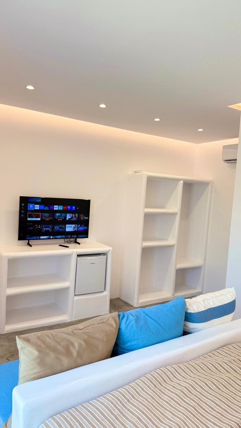 Communal lounge/ TV room, TV and multimedia, Photo of the whole room, Bedroom, wardrobe