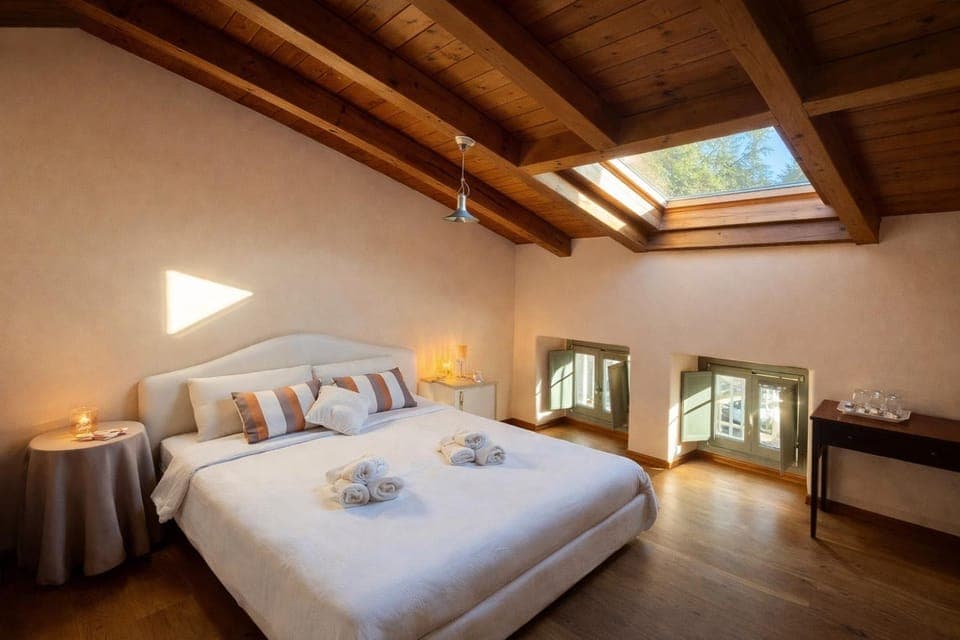 Bed, Bedroom, towels