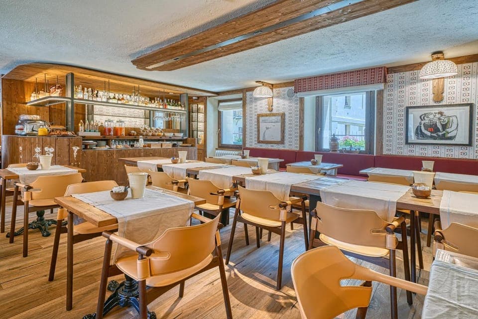 Restaurant/places to eat, Lounge or bar