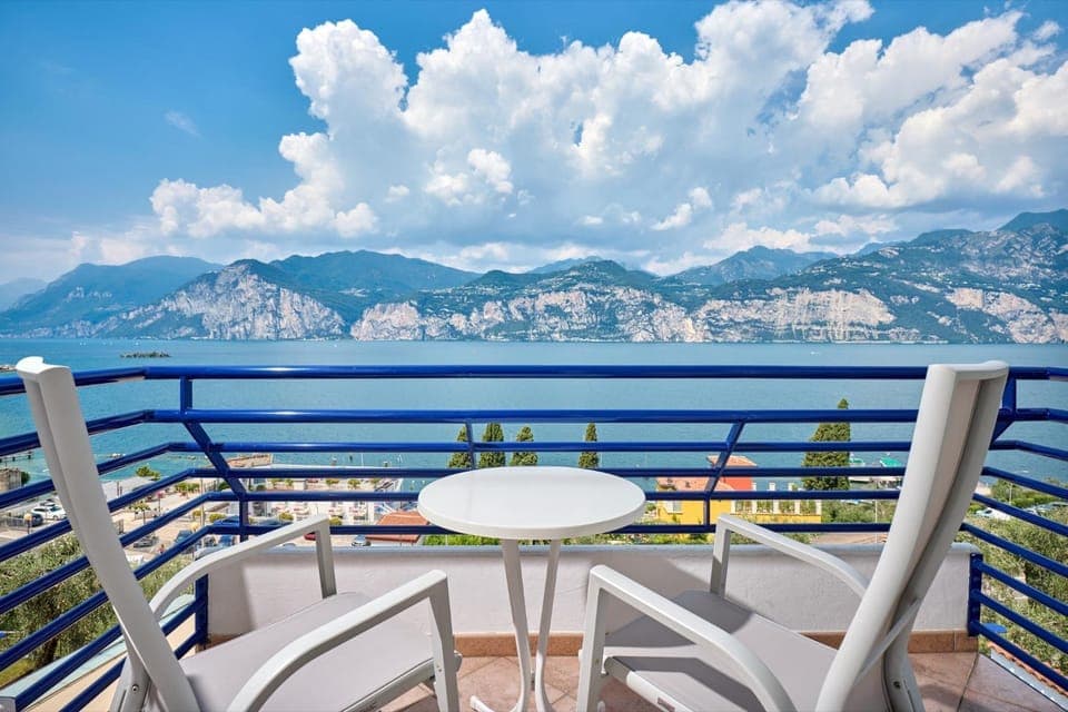 Balcony/Terrace, Lake view, Mountain view