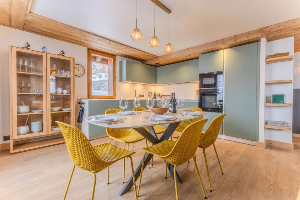 Kitchen or kitchenette, Dining area