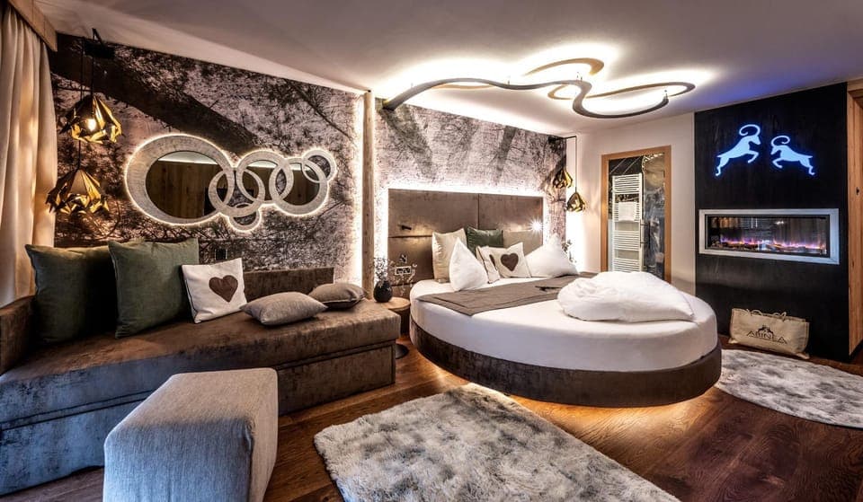 Staff, Photo of the whole room