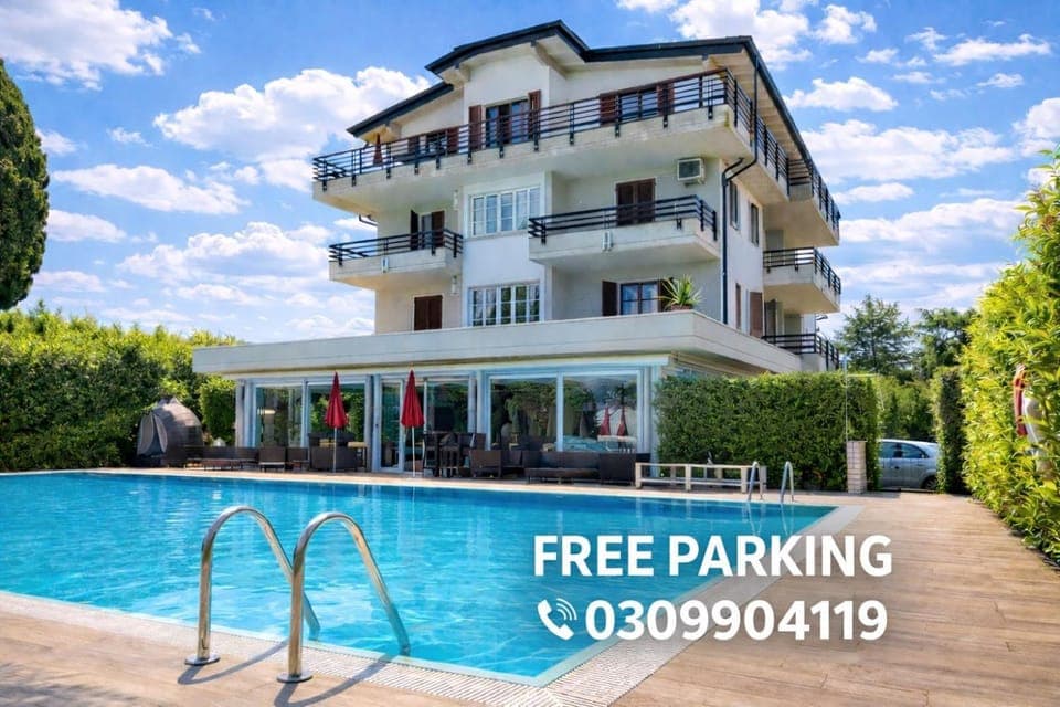 Property building, Day, Pool view, Swimming pool