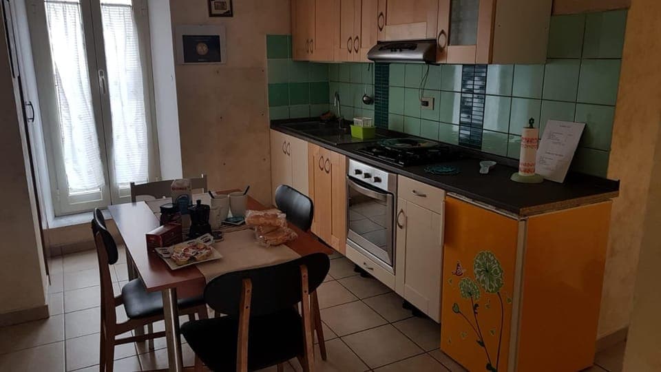 Kitchen or kitchenette, Dining area