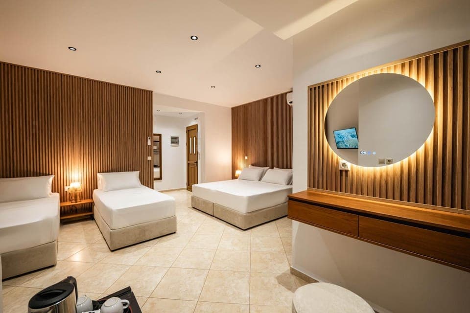 Bed, TV and multimedia, Photo of the whole room, Bedroom