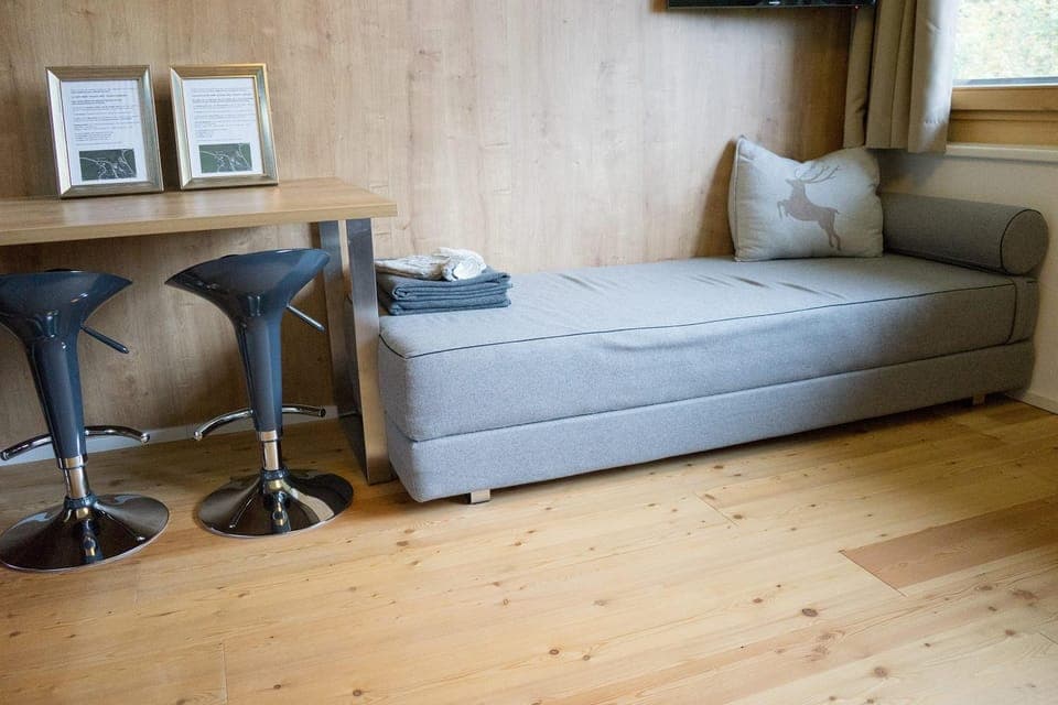 Photo of the whole room, Decorative detail