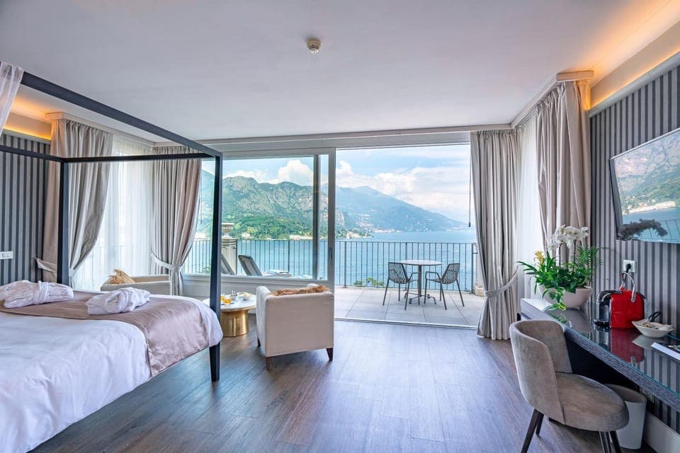 Balcony/Terrace, Bedroom, Lake view