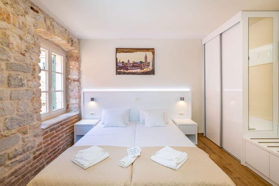 Bed, Photo of the whole room, Decorative detail, Bedroom, City view, Street view
