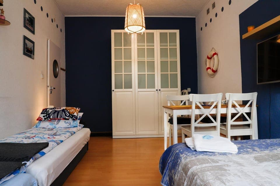 Photo of the whole room, Dining area, Bedroom, Street view, Family