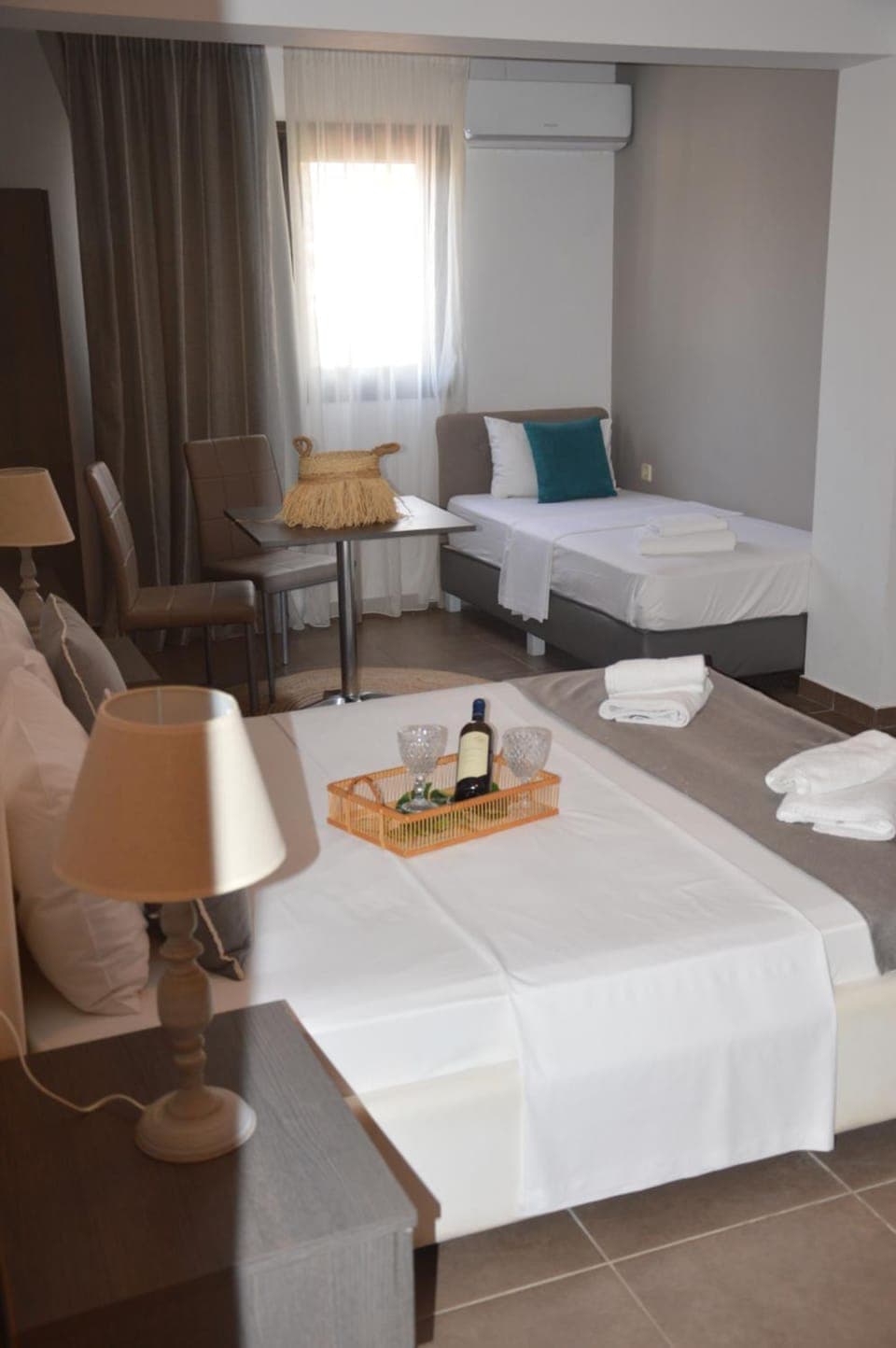 Bed, Living room, Photo of the whole room, Seating area, Dining area, Bedroom, towels